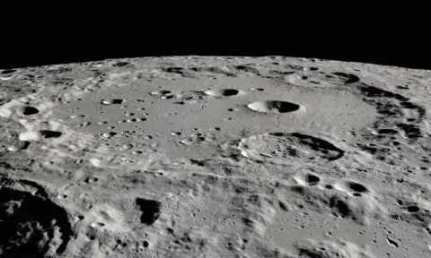 Bề mặt Mặt Trăng với vùng chứa băng nước - Ảnh Nasa