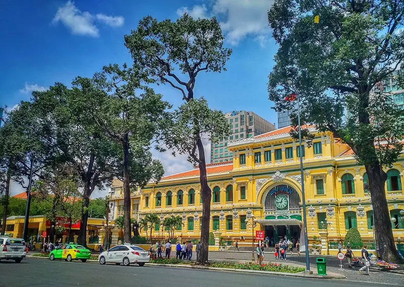 Check-in Bưu điện Thành phố Hồ Chí Minh góc nhìn chính diện
