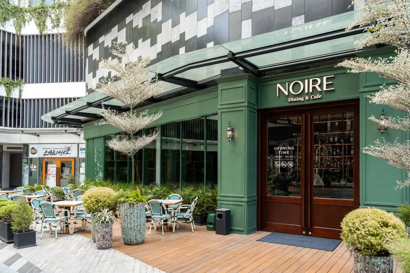 Trải Nghiệm Thực Tế: NOIRE Dining & Cafe – The Berkley Có Gì Đặc Biệt?