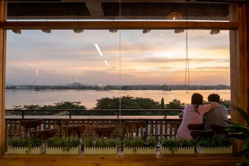 Chốn Bình Yên Coffee Biên Hòa - góc ngắm sông và hoàng hôn