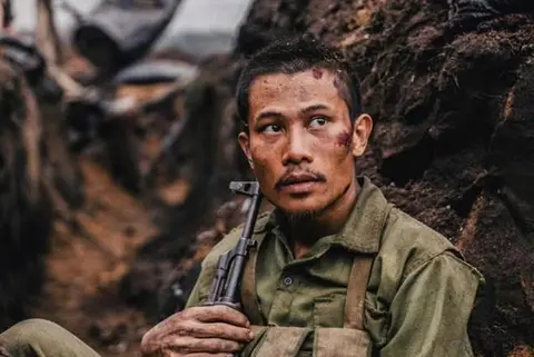 Mưa Đỏ - Cảnh Người Lính Ở Trận Địa