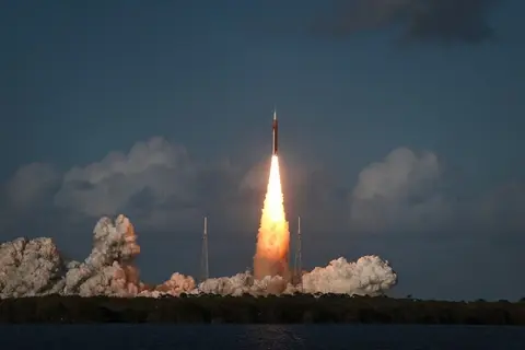 Tên lửa Space Launch System (SLS) của NASA phóng tàu Artemis II bay vòng quanh Mặt Trăng – Ảnh: NASA