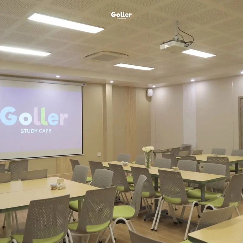 Goller Study Cafe Long Xuyên - Không gian trình chiếu buổi workshop
