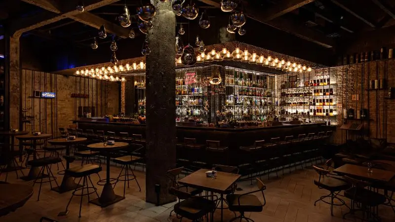 Giải mã sức hút của các Hidden Bar Sài Gòn: Những “Chút Lạ” ẩn mình sau cánh cửa bí mật